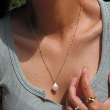 Collier en acier inoxydable avec pendentif perle naturelle.