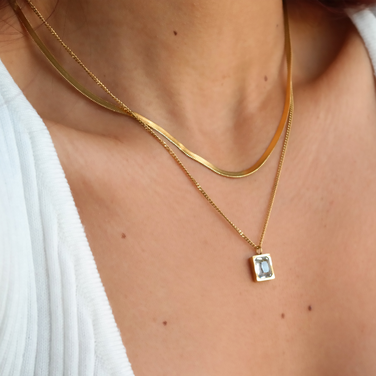 Collier double rang en acier inoxydable plaqué à l'Or 18K.